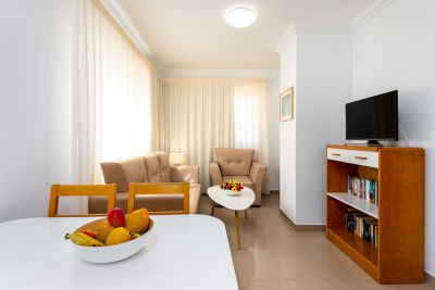 Penthouse in Puerto de Mogan Wohnraum mit Couch und SAT-TV
