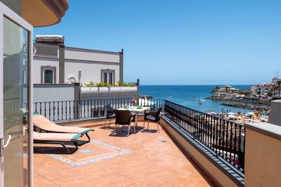 Ferienwohnung Puerto de Mogan Terrasse mit Sonnenliegen