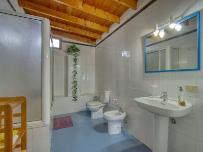 Großes Bad mit Dusche, Waschbecken und WC