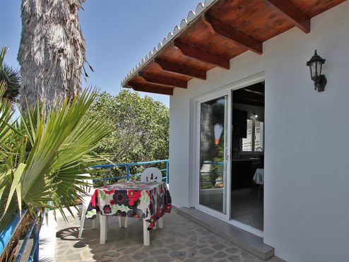 Ferienhaus La Palma Terrasse mit Gartenmöbeln P-067