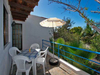 Ferienhaus La Palma Terrasse mit Tisch und Stühlen P-067