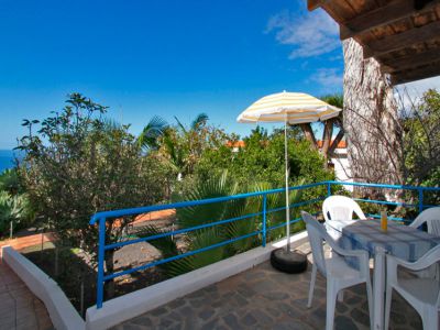 Ferienhaus La Palma Terrasse mit Sonnenschirm P-067