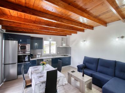 Ferienhaus La Palma Einbauküche mit Couch Esstisch P-067