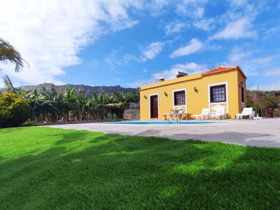 Hausansicht mit Garten Ferienhaus mit Pool in Tazacorte