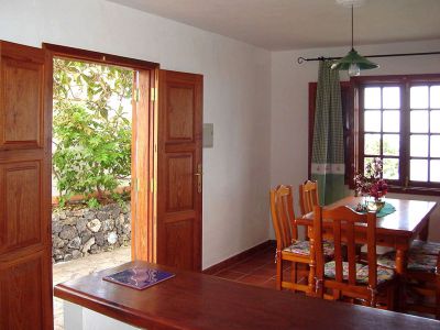 Ferienhaus La Palma P-062 Esstisch aus Holz