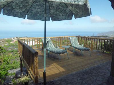 Ferienhaus La Palma P-062 Holzterrasse mit Sonnenliegen und Meerblick