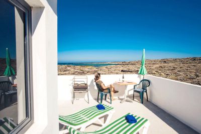 Terrasse mit Sonnenliegen