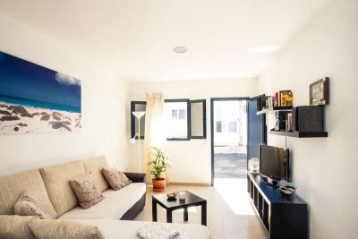 Wohnzimmer mit SAT - TV und Couch
