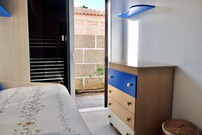 Ferienhaus TFS - 071 - Schlafzimmer mit Einzelbett und Kommode