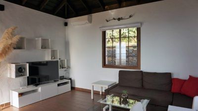 La Palma - Ferienhaus P196 - Wohnraum mit Sofa und SAT-TV