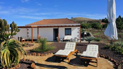 La Palma - Terrasse mit zwei Sonnenliegen - Hausansicht