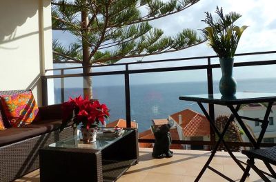 Ferienwohung bei Funchal Balkon mit Couch und Meerblick