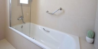 Villa L-025 Badezimmer mit Wanne