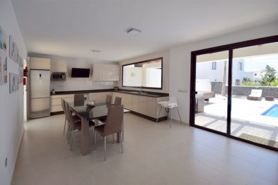 Lanzarote Villa L-025 Küche mit Terrassentür