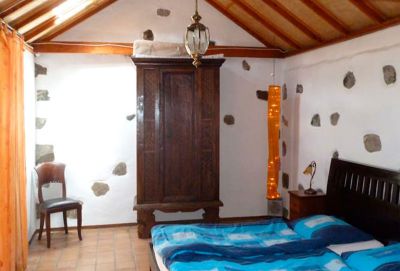 Gomera Ferienhaus GO-130 in Hermigua Schlafzimmer Doppelbett und Schrank