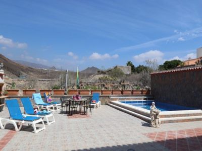 Villa TFS-113 Teneriffa Süd Gesamtansicht Terrasse mit Sonnenliegen