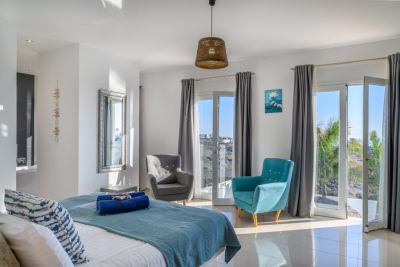 Lanzarote Villa L-074 Schlafzimmer mit Doppelbett und Sitzecke