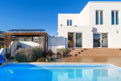 Lanzarote Villa L-074 mit Appartement und Sitzecke am Pool