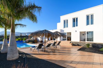 Lanzarote Villa L-074 mit Appartement Terrasse mit Sonnenliegen