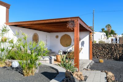 Lanzarote Villa L-074 überdachte Sitzecke mit Korbstühlen