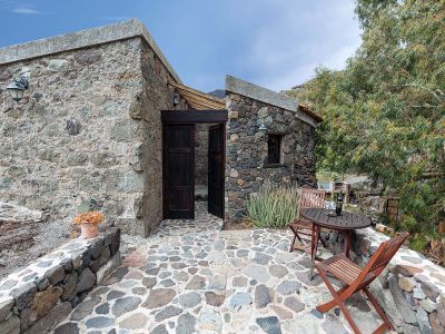 Finca Gran Canaria G007 - Terrasse seitlich am Haus mit Sitzgelegenheit