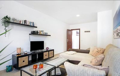 Wohnzimmer mit SAT - TV und Couch