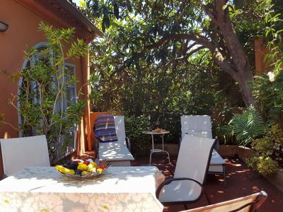 Finca Gran Canaria 233 Terrasse mit Esstisch und Sonnenliegen