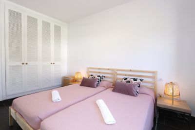Schlafzimmer mit Doppelbett und Kleiderschrank