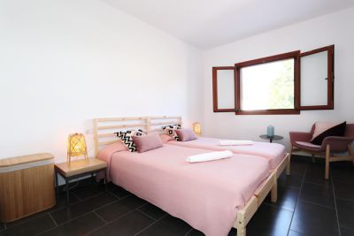 Schlafzimmer mit Doppelbett links