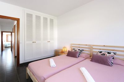 Schlafzimmer mit Doppelbett rechts