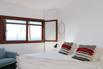 Schlafzimmer 2 mit Doppelbett und Fenster