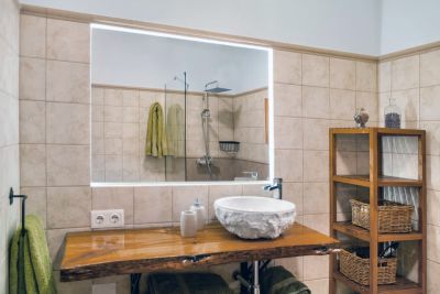 Bad mit Waschbecken und Dusche