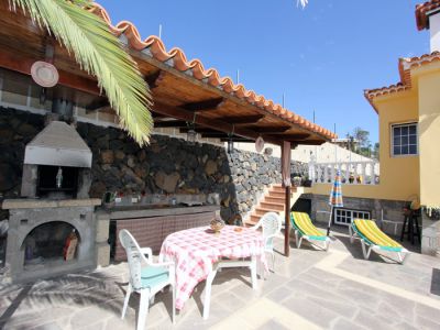Gemauerter Aussengrill mit ueberdachtem Sitzplatz