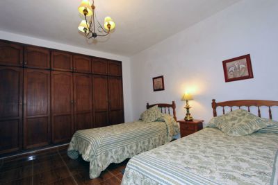 Schlafzimmer mit Einzelbetten und großem Schrank