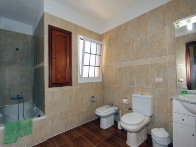 Badezimmer mit Duschbad und Tageslichtfenster