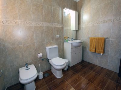Badezimmer mit Waschbecken WC und Bidet