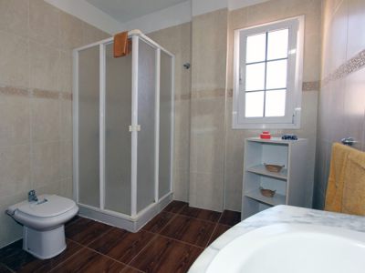 Badezimmer mit Dusche und Tageslichtfenster