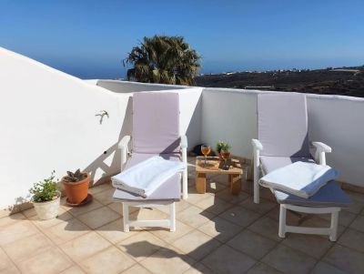 TFN - 193 Ferienwohnung Teneriffa Terrasse mit Liegen und Auflagen im Wander- und Kletterparadies