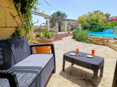TFS - 192 Finca Ferienhaus - Gemeinschaftspool und Sitzecke