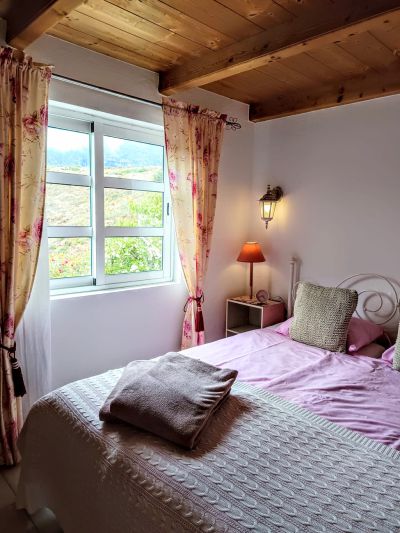 Schlafzimmer mit Doppelbett