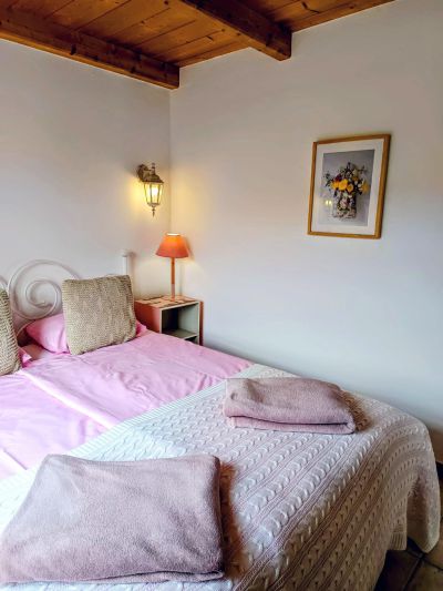 Schlafzimmer mit Doppelbett