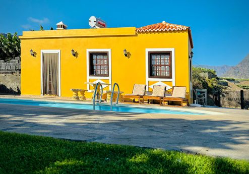 Ferienhaus Hausansicht mit Pool in Tazacorte