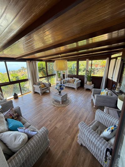 La Palma Finca P-184 lichtdurchfluteter Salon mit Korbmöbeln