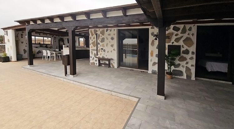 F-217 Ferienhaus in Lajares Hausansicht mit grossem Terrassenbereich