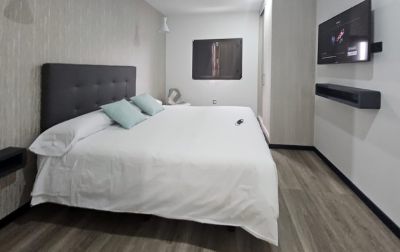 F-217 Ferienhaus Schlafzimmer mit Doppelbett und SAT/TV
