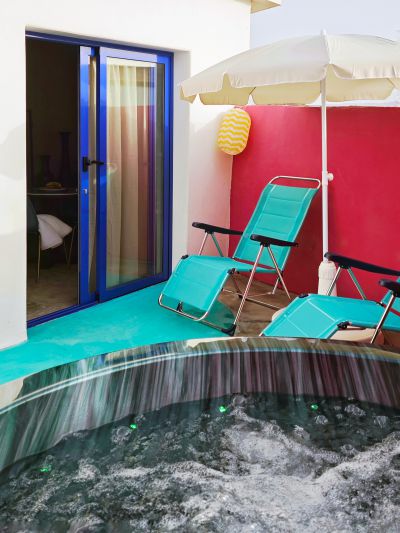 Fuerteventura Ferienhaus F-213 Terrasse mit Liegestuehlen und Jacuzzi