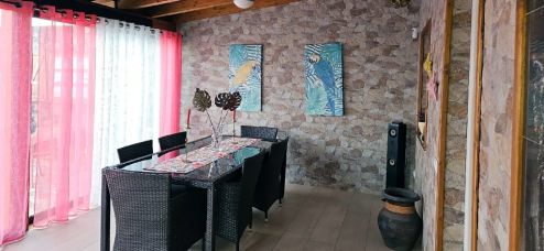 F-216 Ferienhaus mit Pool Fuerteventura Essplatz mit Tisch und Stühlen