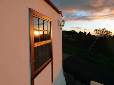 P-210 Finca Puntagorda Sonnenuntergang spiegelt sich im Fenster