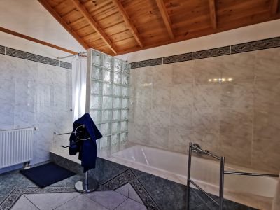 P-210 Finca Puntagorda Basansicht Dusche und Badewanne