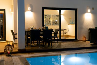 L-027 modernes Ferienhaus Lanzarote - Pool mit Beleuchtung und Essbereich
